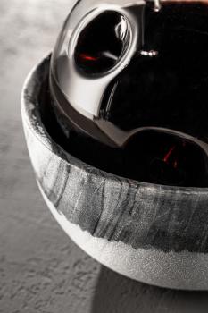 Preview: Dekanterkühler „On The Rocks“ , Verwendungsempfehlung: Das Oberteil des Kühlers wird im Gefrierschrank aufbewahrt, der Untersetzer bleibt ungekühlt und fängt das entstehende Kondenswasser auf.